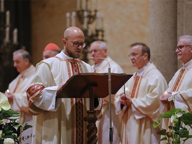 /A/2026/4/VELIKA SUBOTA/260404 Nadbiskup Kutleša predvodio Vazmeno bdjenje u Zagrebačkoj katedrali (40).JPG