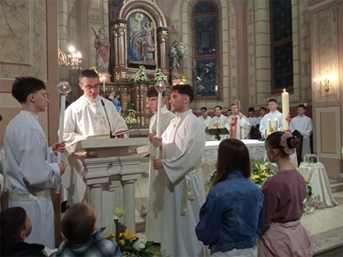 /A/2026/4/VELIKA SUBOTA/Biskup Šaško predvodio Vazmeno bdjenje u Župi Navještenja BDM u Velikoj Gorici (7).jpeg