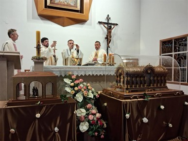 /A/2026/5/C/Pohod relikvija sv. Male Terezije i njezinih roditelja Stepinčevom Karmelu (2).jpg