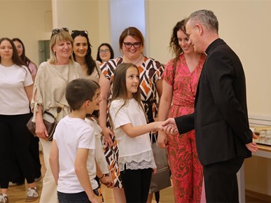 /A/2026/5/F/260526 Nadbiskup Kutleša primio članove školske dramske skupine iz Tomislavgrada (1).JPG