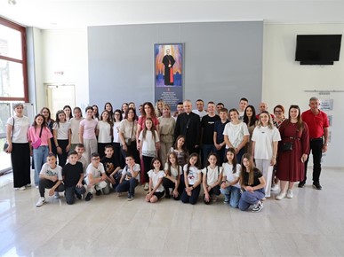 /A/2026/5/F/260526 Nadbiskup Kutleša primio članove školske dramske skupine iz Tomislavgrada (7).JPG