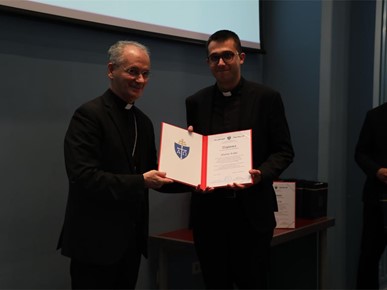 /A/2026/6/A/260602 Nadbiskup Kutleša đakonima dodijelio diplome o postignutoj svećeničkoj spremi (15).JPG
