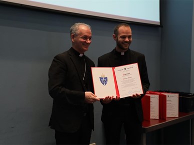 /A/2026/6/A/260602 Nadbiskup Kutleša đakonima dodijelio diplome o postignutoj svećeničkoj spremi (16).JPG