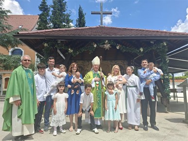 /A/2026/6/C/​260607 Biskup Vlado Razum krstio peto dijete obitelji Čaljkušić i četvrto dijete obitelji Kasić  (4).jpg