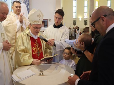 /A/2026/7/A/Kardinal Bozanić krstio šesto dijete obitelji Faltak (3).JPG