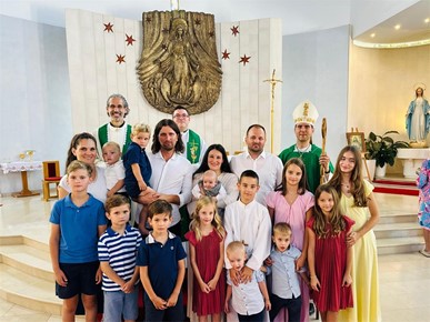 /A/2026/7/B/Biskup Kovač krstio osmo dijete obitelji Lovrenović (1).jpg
