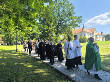 /A/2026/7/B/Biskup Razum blagoslovio nove postaje križnoga puta u Lužnici (2).jpg