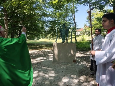 /A/2026/7/B/Biskup Razum blagoslovio nove postaje križnoga puta u Lužnici (4).jpg