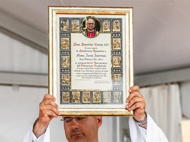 /A/2026/7/C/Mons. Jezerinac proslavio 60 godina svećeništva JV (10).jpg