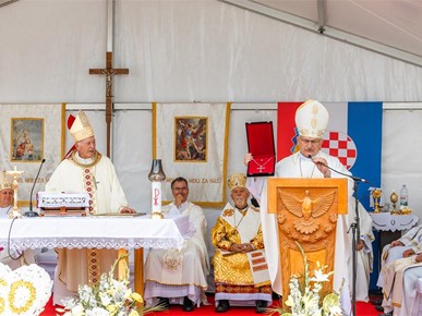/A/2026/7/C/Mons. Jezerinac proslavio 60 godina svećeništva JV (12).jpg