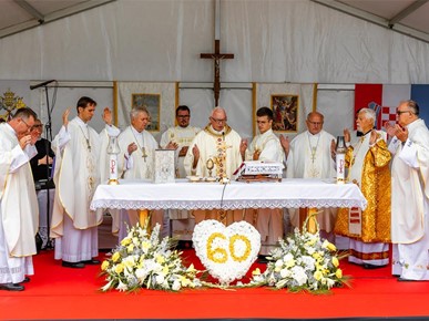 /A/2026/7/C/Mons. Jezerinac proslavio 60 godina svećeništva JV (6).jpg