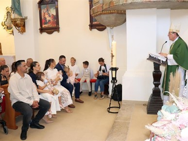/A/2026/9/A/Biskup Šaško krstio dvoje djece u Vugrovcu (1).JPG