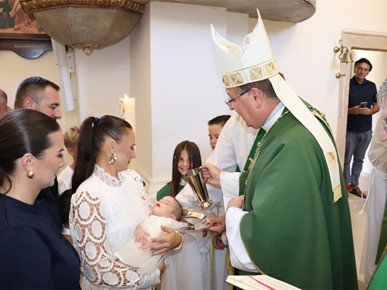 /A/2026/9/A/Biskup Šaško krstio dvoje djece u Vugrovcu (2).JPG