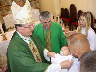 /A/2026/9/A/Biskup Šaško krstio dvoje djece u Vugrovcu (3).JPG