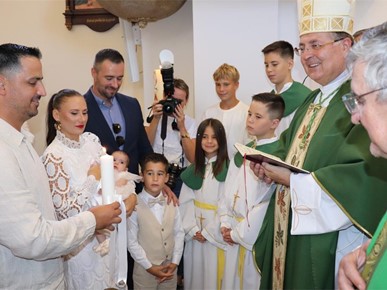 /A/2026/9/A/Biskup Šaško krstio dvoje djece u Vugrovcu (4).JPG