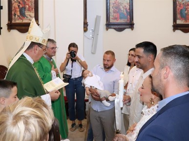 /A/2026/9/A/Biskup Šaško krstio dvoje djece u Vugrovcu (5).JPG