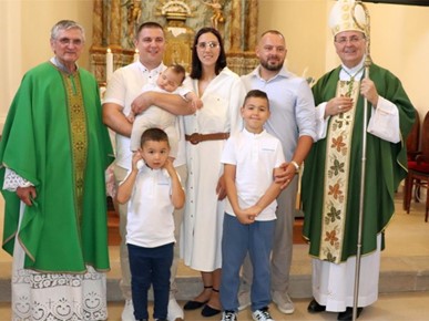 /A/2026/9/A/Biskup Šaško krstio dvoje djece u Vugrovcu (7).JPG